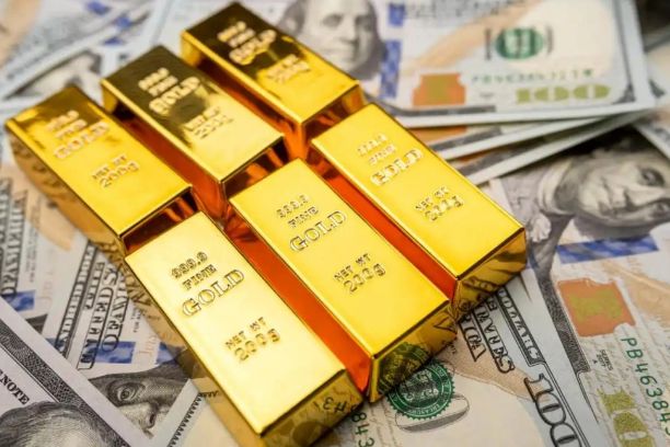  الذهب يتراجع مع قوة الدولار وارتفاع التضخم، وسط تلاشي توقعات خفض الفائدة وتصاعد التوترات الجيوسياسية، بينما يترقب المستثمرون بيانات اقتصادية مهمة.