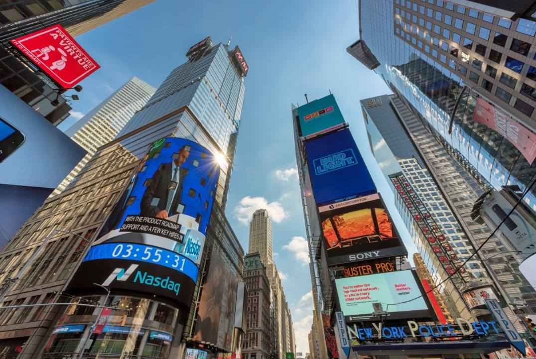 Interested in learning how to buy American stocks in Australia? Discover how to choose the right platform, handle tax obligations, and place your first trade.