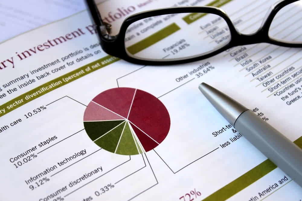 Si inviertes en el Ibex 35 y buscas generar ingresos pasivos, estar al día del calendario de dividendos es clave. Este artículo recopila las fechas clave de pago de los próximos dividendos del Ibex 35 en 2026 para los principales valores del selectivo español. Desde los pagos de Telefónica, BBVA, Inditex hasta Repsol e Iberdrola, te ofrecemos dos calendarios para que planifiques tu estrategia.
